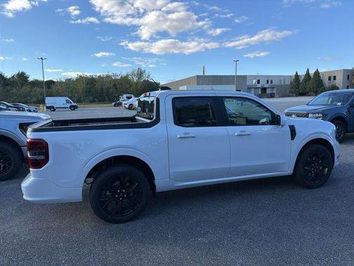 Oxford White 2025 Ford Maverick Lobo