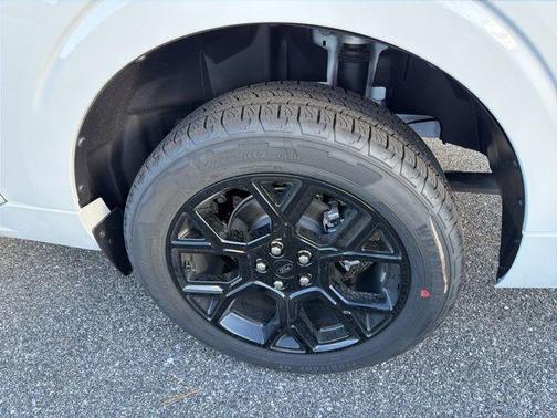 Oxford White 2025 Ford Maverick Lobo