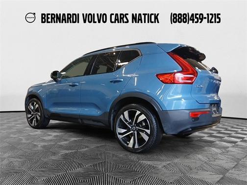 2024 Volvo XC40 B5 Plus Dark Theme
