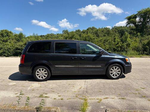 Brilliant Black Crystal Pearlcoat 2014 Chrysler Town & Country Touring