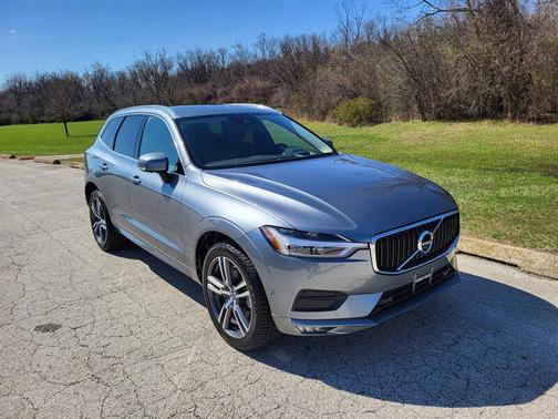 Bright Silver Metallic 2018 Volvo XC60 T6 Momentum
