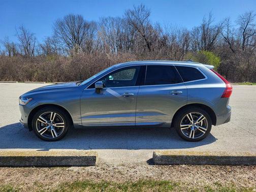 Bright Silver Metallic 2018 Volvo XC60 T6 Momentum