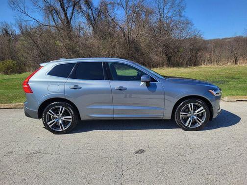 Bright Silver Metallic 2018 Volvo XC60 T6 Momentum