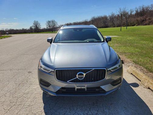Bright Silver Metallic 2018 Volvo XC60 T6 Momentum
