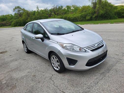 Ingot Silver Metallic 2013 Ford Fiesta SE