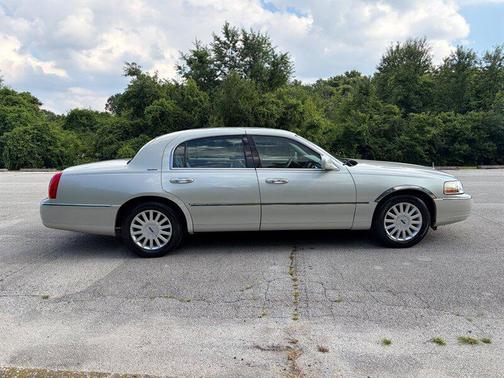 Vibrant White 2005 Lincoln Town Car Signature