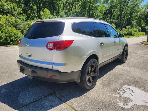 Silver Ice Metallic 2009 Chevrolet Traverse LT