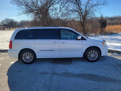2016 Chrysler Town & Country Touring-L