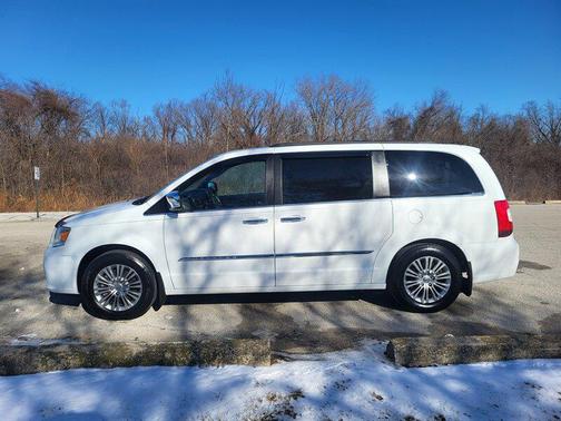 2016 Chrysler Town & Country Touring-L