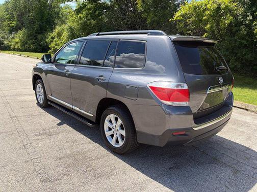 Magnetic Gray Metallic 2011 Toyota Highlander SE
