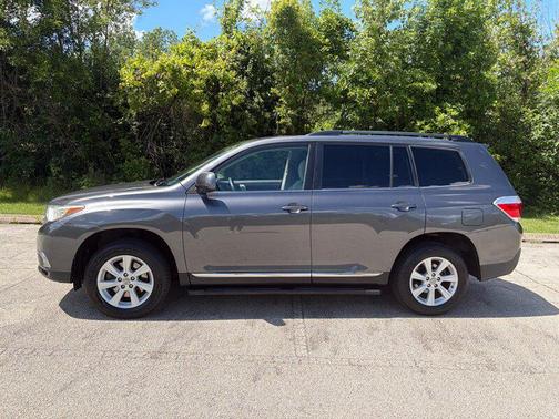 Magnetic Gray Metallic 2011 Toyota Highlander SE
