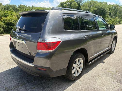 Magnetic Gray Metallic 2011 Toyota Highlander SE