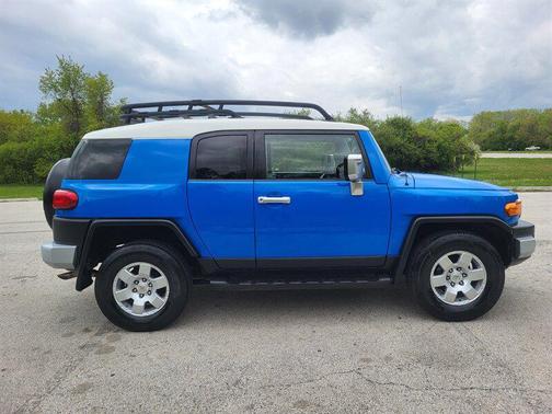 White/Voodoo Blue 2007 Toyota FJ Cruiser Base