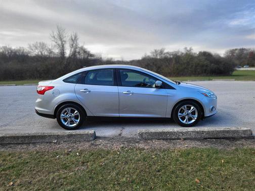 Ingot Silver Metallic 2014 Ford Focus SE