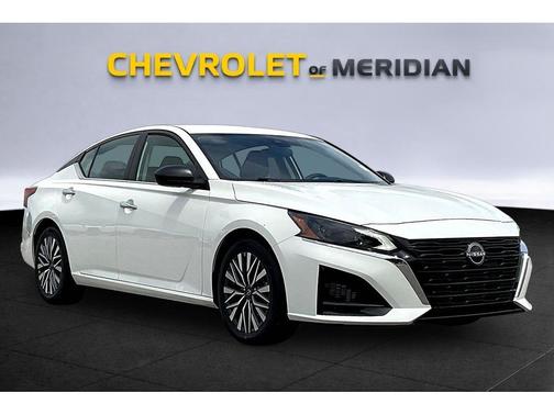 Glacier White 2025 Nissan Altima SV