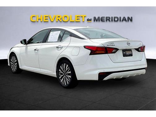 Glacier White 2025 Nissan Altima SV
