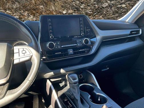 2022 Toyota Highlander Hybrid LE