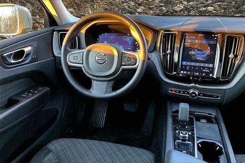 2022 Volvo XC60 B5 Momentum