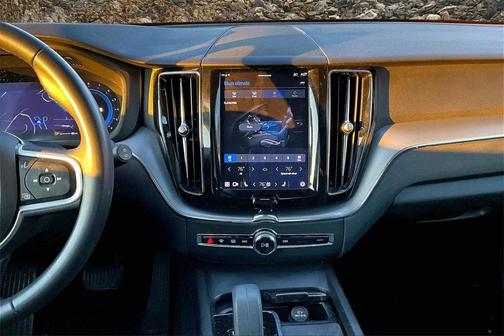 2022 Volvo XC60 B5 Momentum