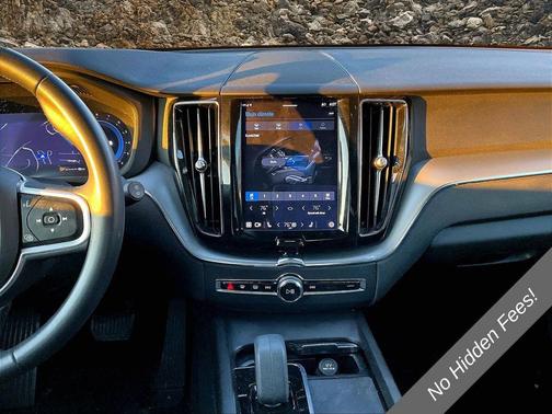 Silver 2022 Volvo XC60 B5 Momentum