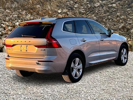 2022 Volvo XC60 B5 Momentum
