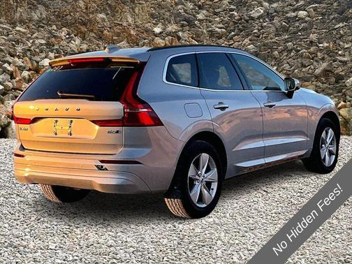 Silver 2022 Volvo XC60 B5 Momentum