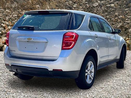 Silver Ice Metallic 2017 Chevrolet Equinox LS