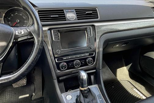 2017 Volkswagen Passat 1.8T SE w/Technology