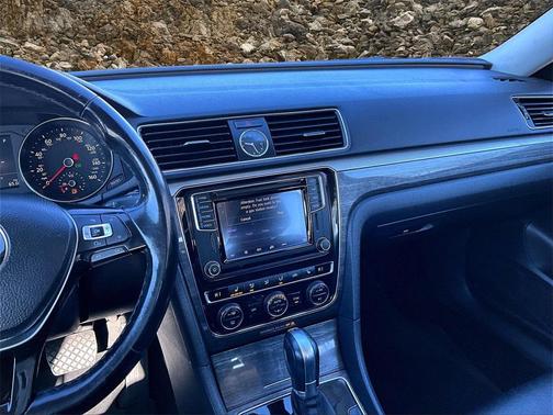 2017 Volkswagen Passat 1.8T SE w/Technology
