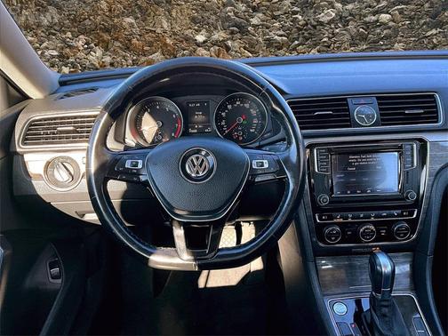 2017 Volkswagen Passat 1.8T SE w/Technology