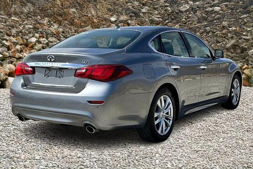 2017 INFINITI Q70 3.7