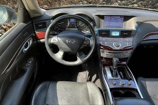 2017 INFINITI Q70 3.7