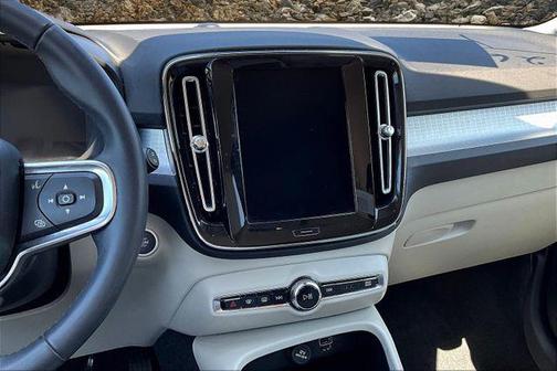 2022 Volvo XC40 T5 Momentum