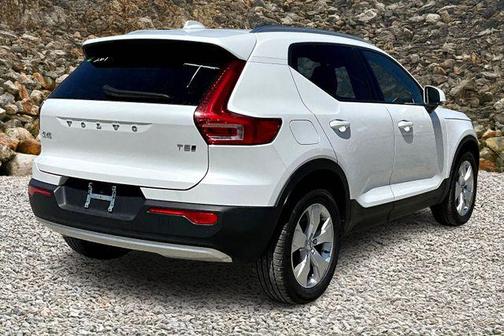 2022 Volvo XC40 T5 Momentum
