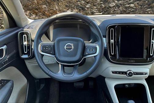 2022 Volvo XC40 T5 Momentum