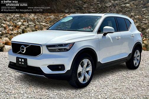 2022 Volvo XC40 T5 Momentum