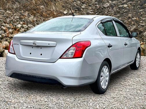 Brilliant Silver Metallic 2018 Nissan Versa 1.6 S