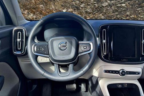 2022 Volvo XC40 T5 Momentum