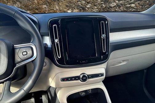 2022 Volvo XC40 T5 Momentum