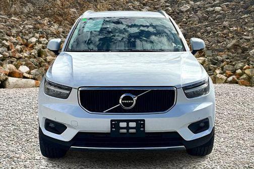 2022 Volvo XC40 T5 Momentum