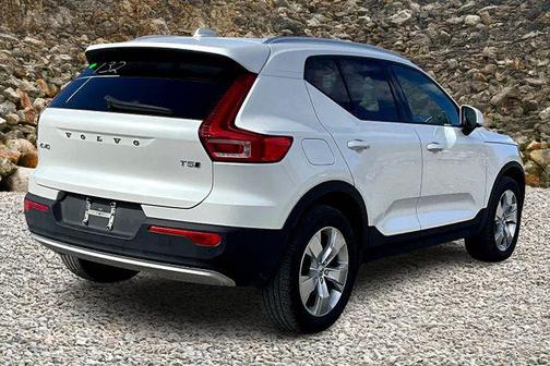2022 Volvo XC40 T5 Momentum
