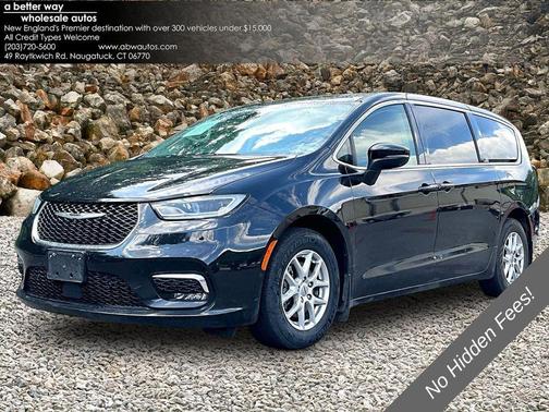 Brilliant Black Crystal Pearlcoat 2023 Chrysler Pacifica Touring L