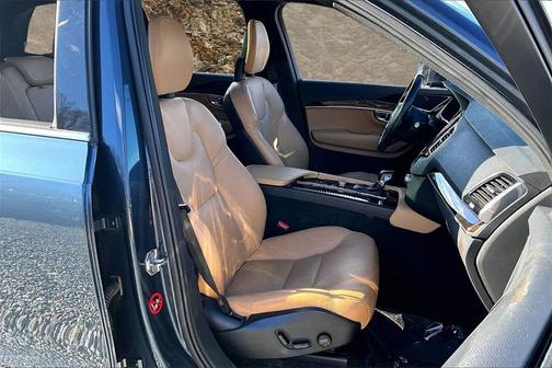 2018 Volvo XC90 T6 Momentum