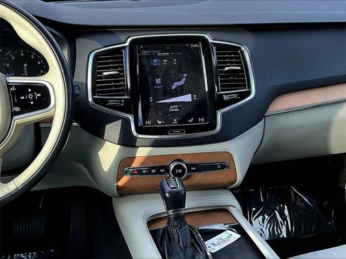 2021 Volvo XC90 T6 Momentum