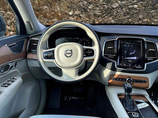 2021 Volvo XC90 T6 Momentum