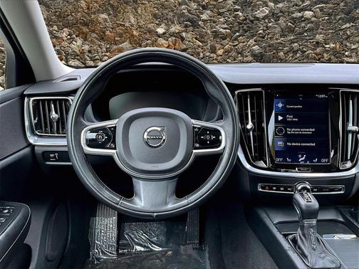 2020 Volvo S60 T6 Momentum