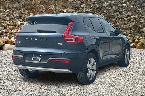 2022 Volvo XC40 T5 Momentum