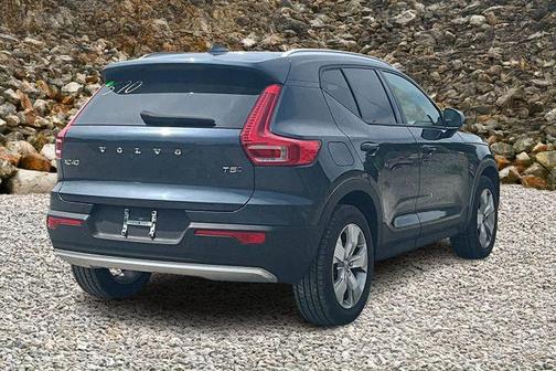 2022 Volvo XC40 T5 Momentum