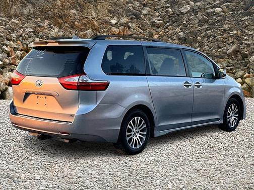 2018 Toyota Sienna XLE