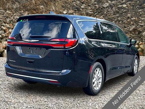 Brilliant Black Crystal Pearlcoat 2024 Chrysler Pacifica Touring L